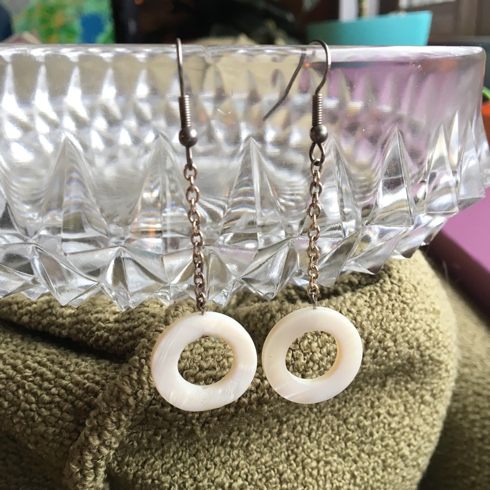 🛍Silver Tone Mother of Pearl Circle Bead Earrings